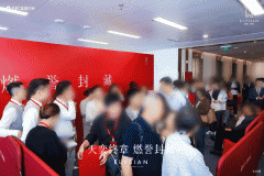 <b>三大国际名师以同步世界的远见卓</b>